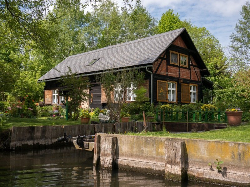 Деревенский домик у реки