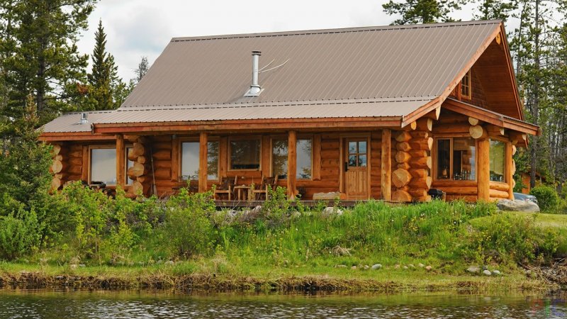 Бревенчатый дом на берегу реки
