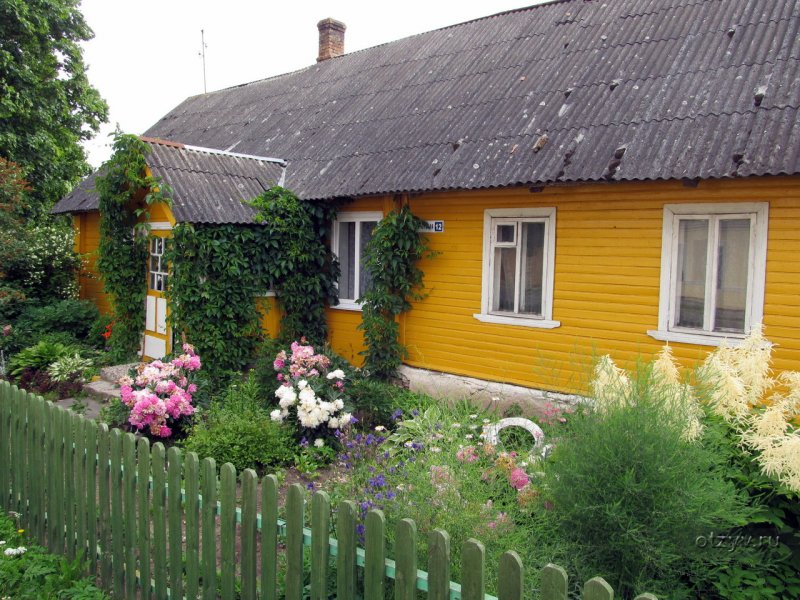 Палисадник перед домом в деревне