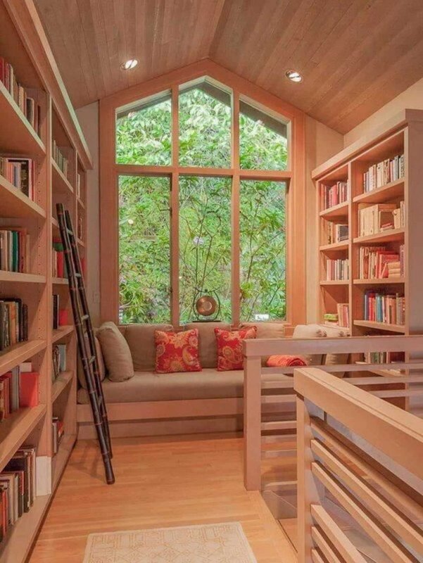 Комната с книжными полками