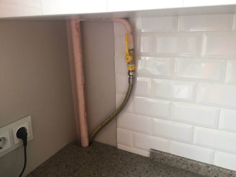 Прячем газовый шланг