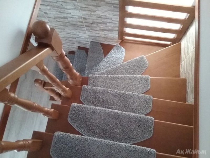 Накладки на лестничные ступени из ковролина