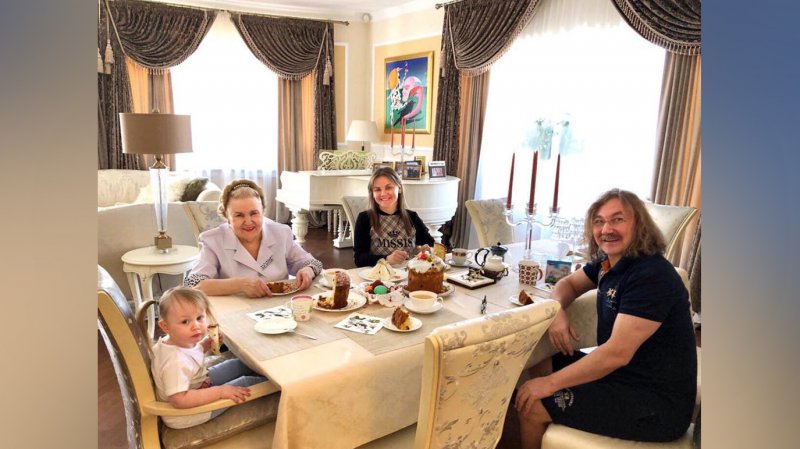 Королева и Проскурякова в одинаковых платьях