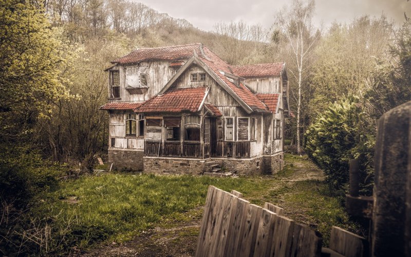 Старый обветшалый дом в лесу
