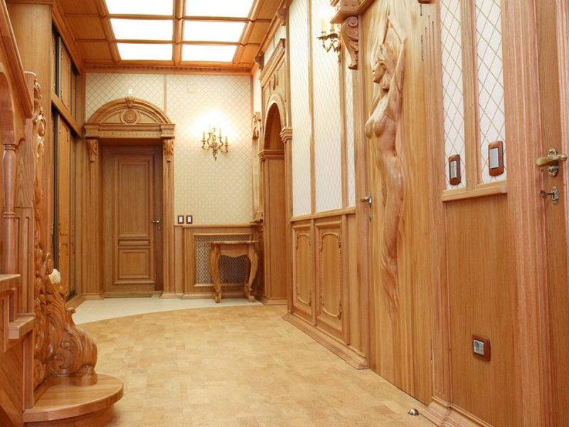 Прихожая в частном деревянном доме