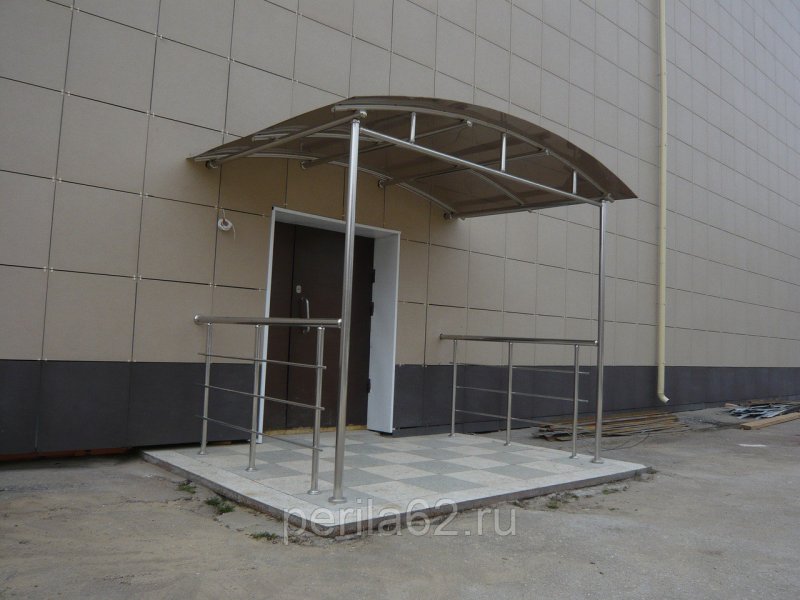 Козырёк над крыльцом