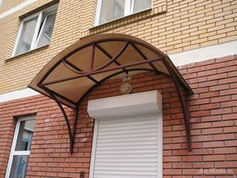 Козырёк над крыльцом