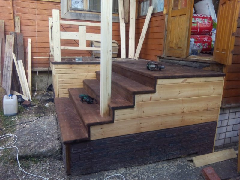 Ступеньки из бруса для крыльца