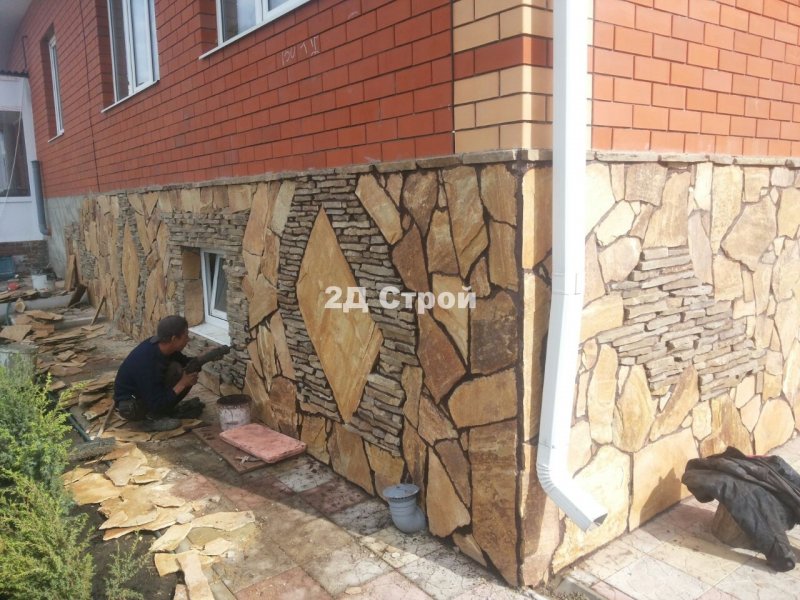 Облицовка цоколя дома под дикий камень