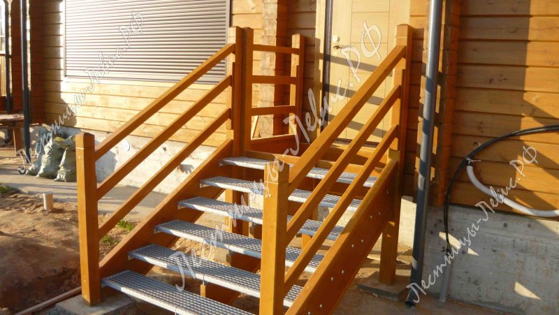 Уличные перила на деревянную лестницу в дом