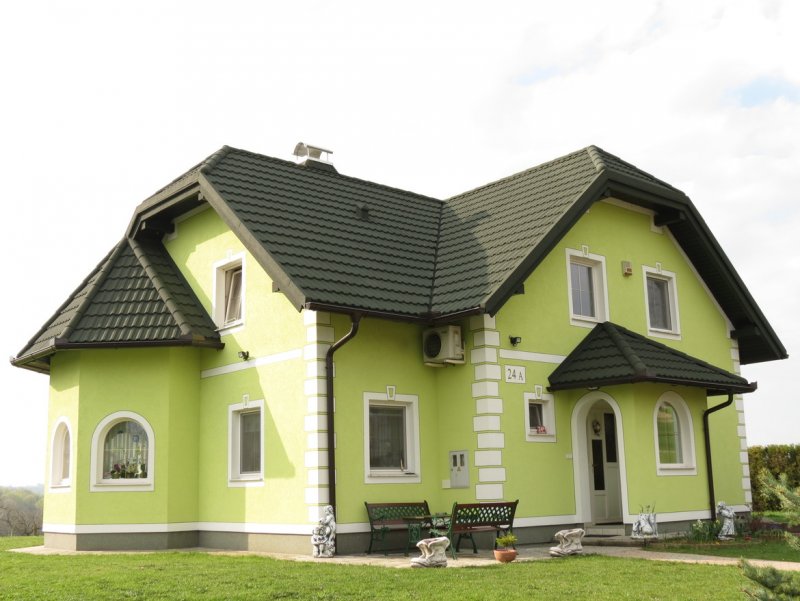 Зеленый с синей крышей дом Вилли