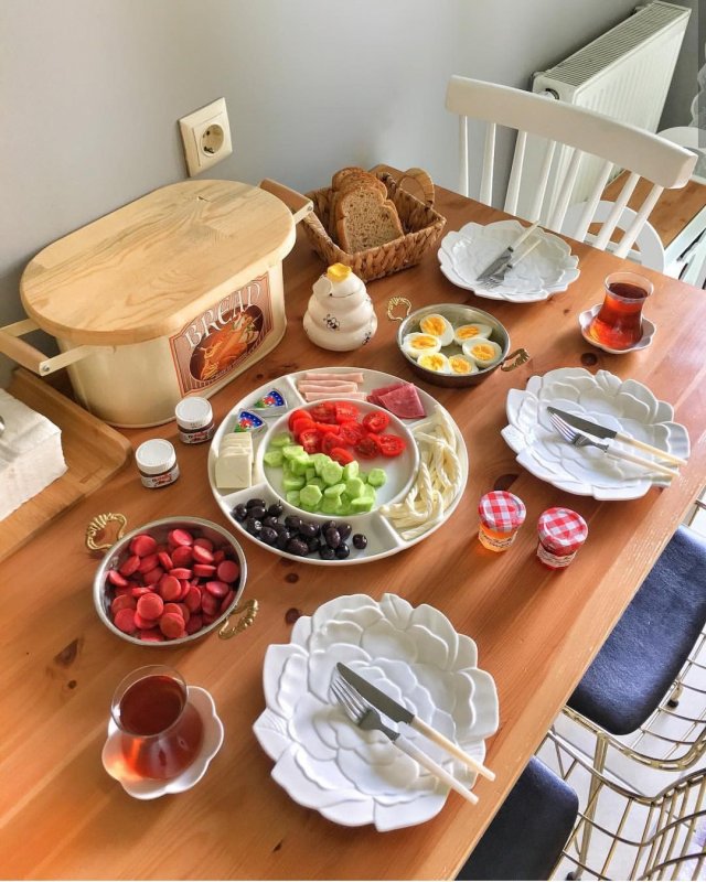 Кухня с накрытым столом