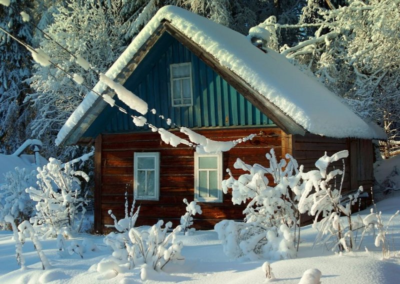 Зимний деревенский домик