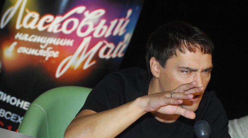 Юрий Шатунов заметает листья снег
