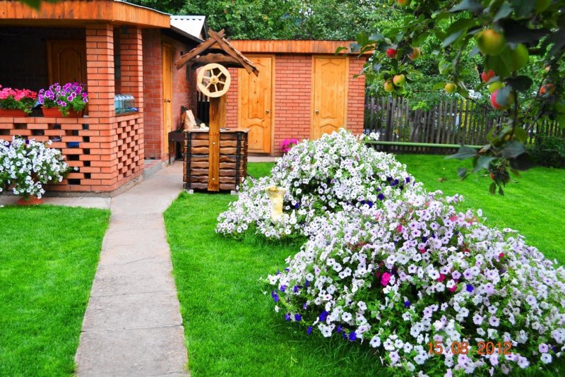 Клумбы зоны отдыха в саду на даче