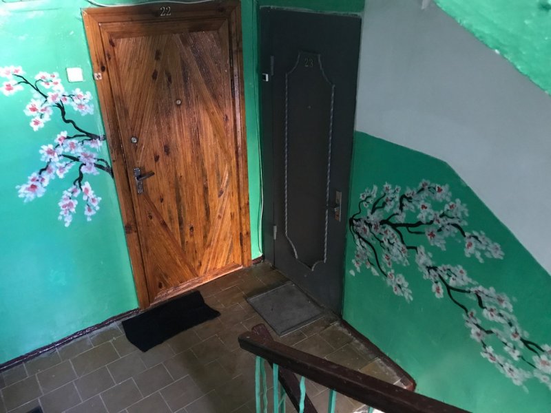 Картины на стенах подъезда