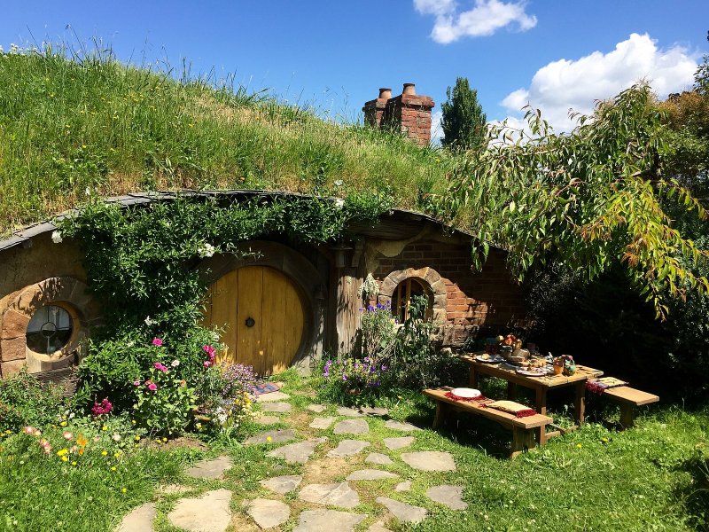 «The Hobbit House» («дом хоббитов»)