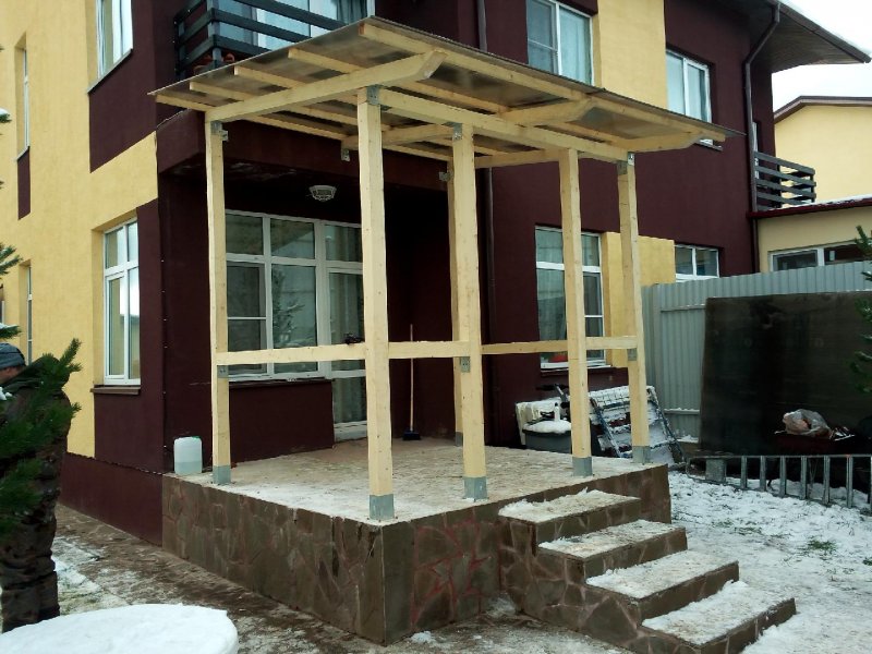 Крыльцо кирпичного дома