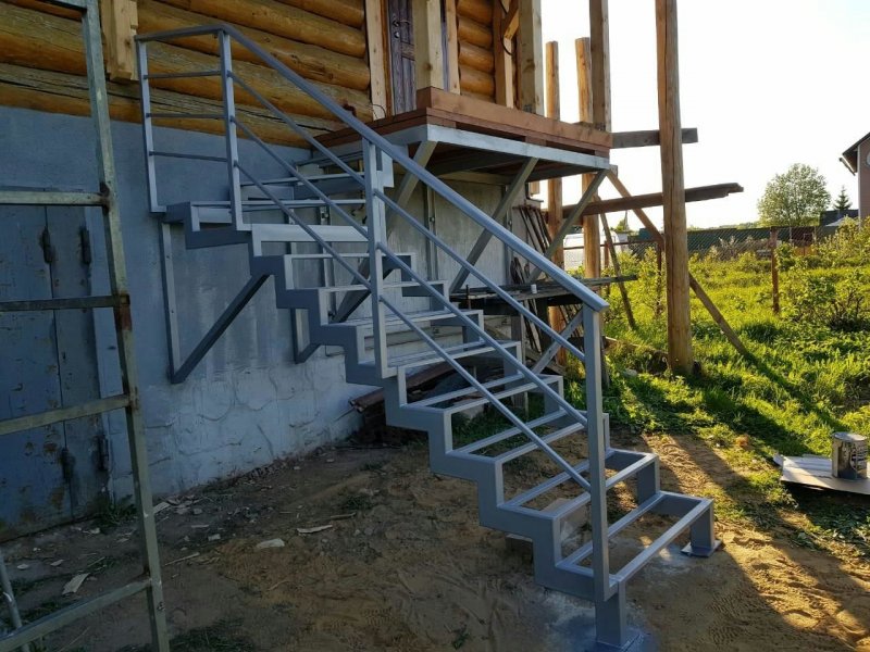 Лестница из металлической трубы