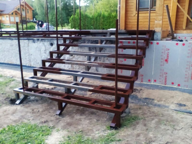 Лестница из террасной доски на металлическом каркасе