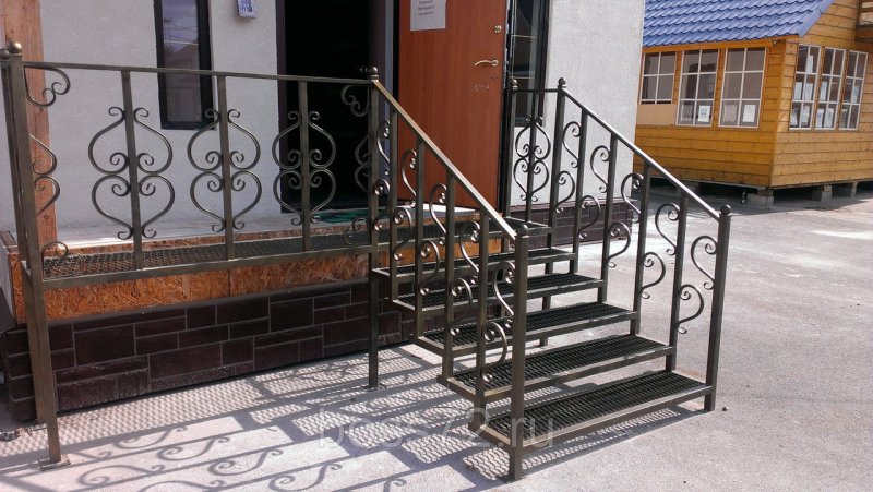 Входная лестница из металла