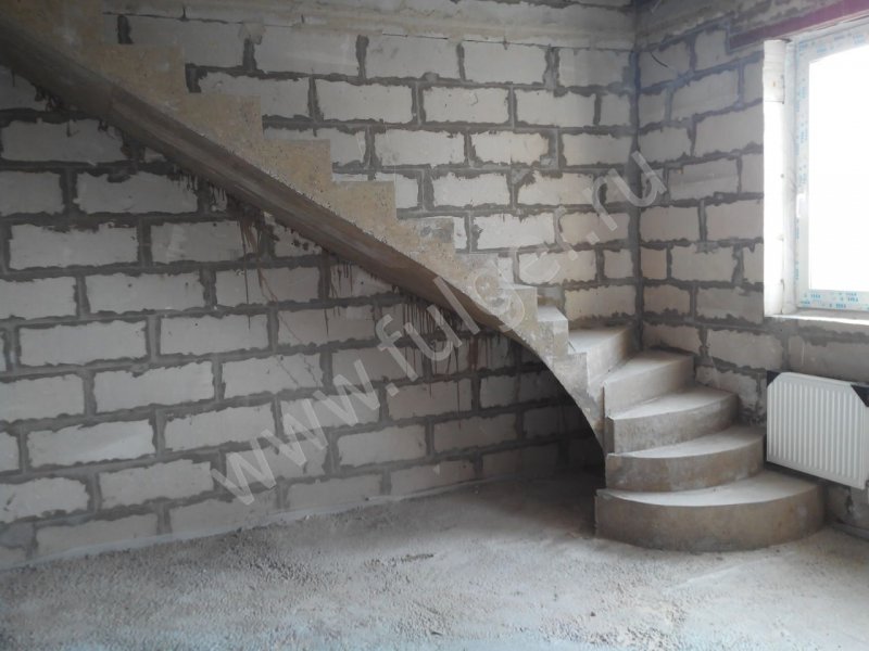 Угловая лестница на второй этаж из бетона