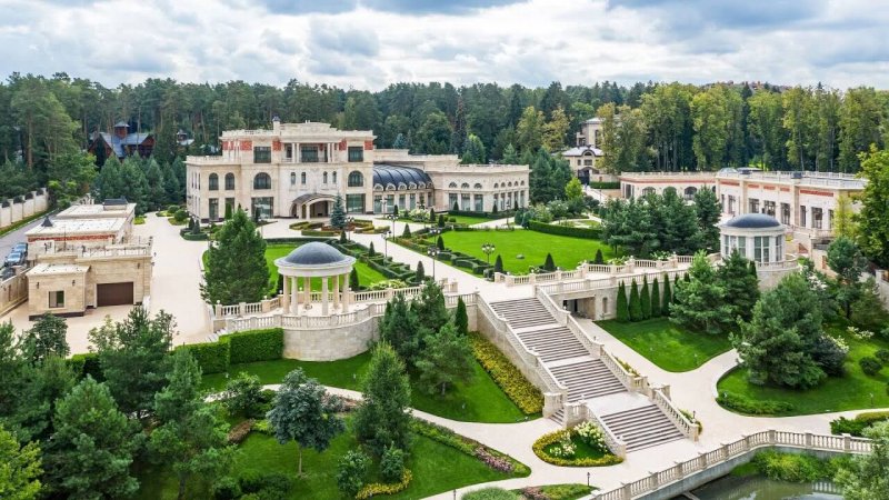 Дворцы на Рублевке в Москве