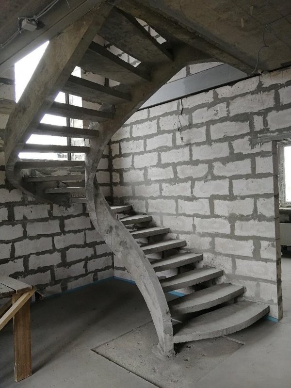 Литые лестницы из бетона