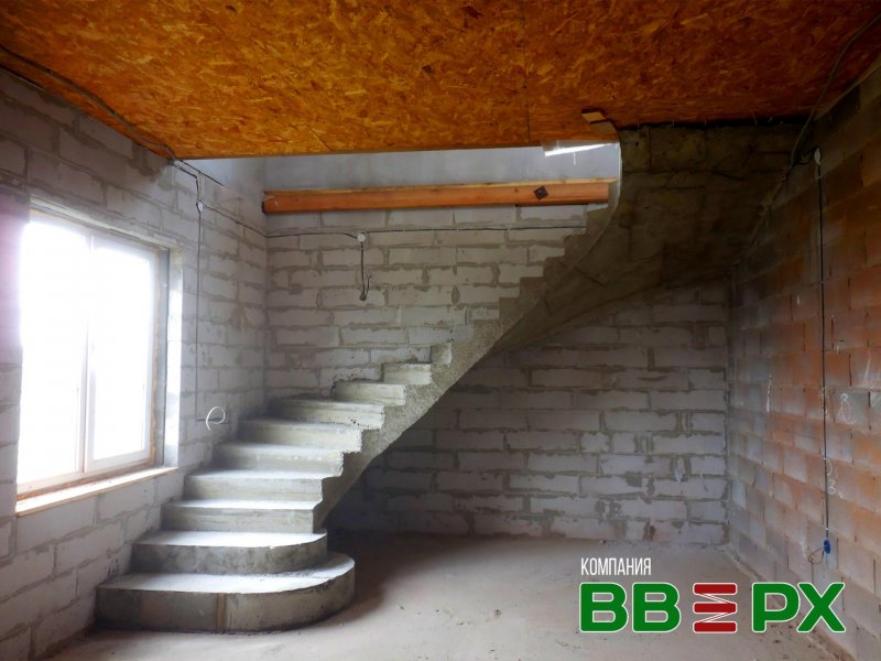 Монолитная лестница в частном доме на второй
