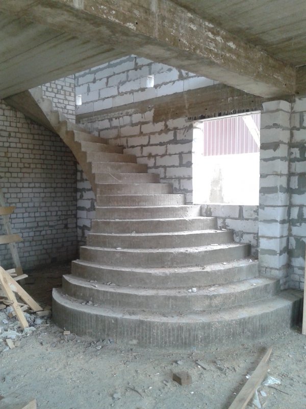 Бетонная лестница в частном доме