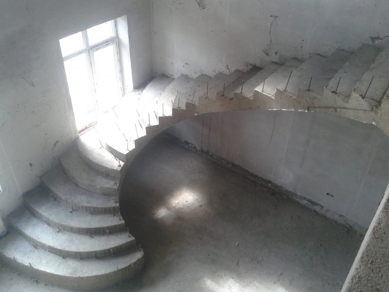 Монолитные бетонные лестницы в эркере