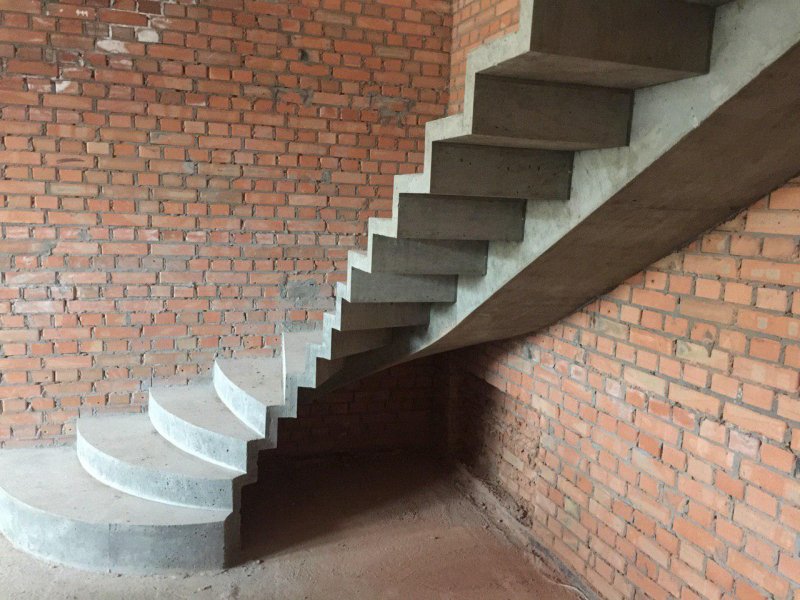 Монолитные лестницы из бетона г образные