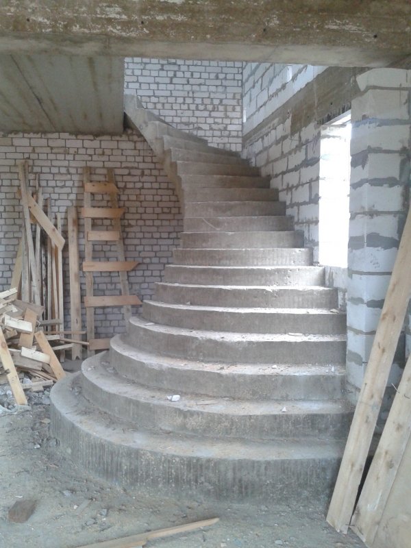 Бетонная лестница в частном доме