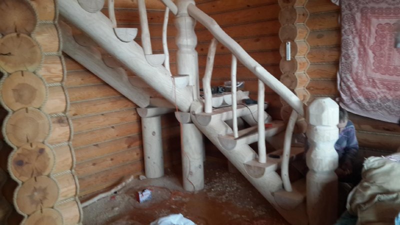 Лестница на косоуре из бревна