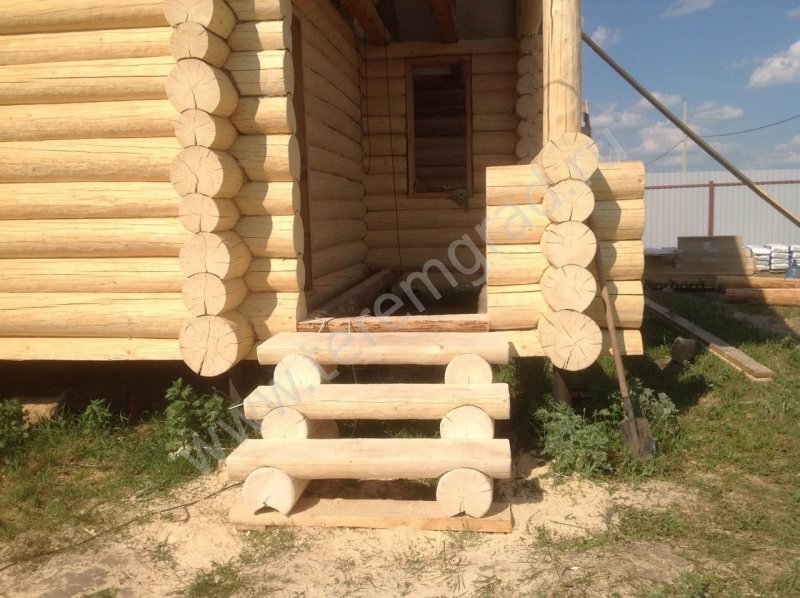Ступени в баню из бревна