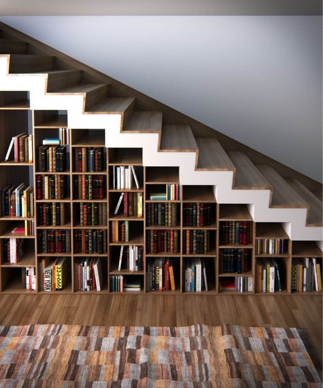Книжный стеллаж под лестницей