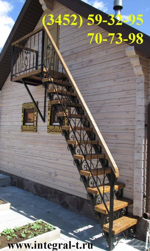 Уличная лестница с балконом