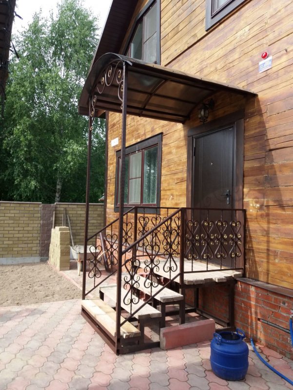 Металлическое крыльцо с козырьком