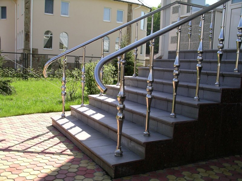 Металлические перила для крыльца