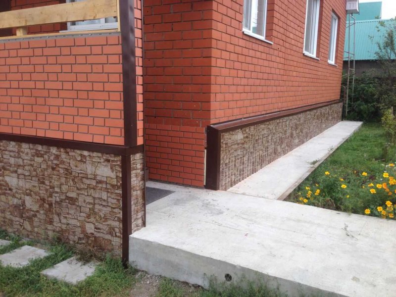 Отделка цоколя в кирпичном доме