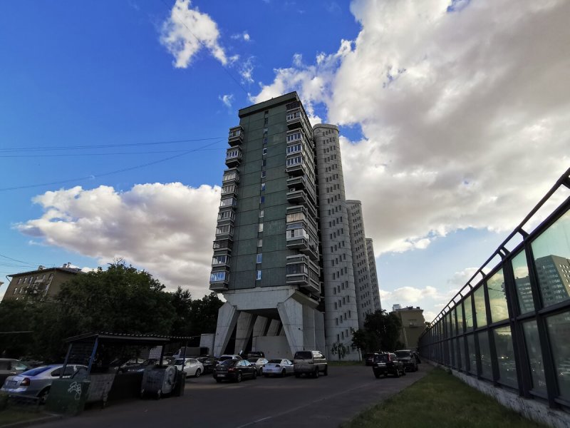 Дом-сороконожка на беговой улице