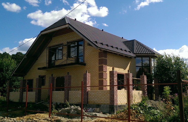 Кирпичный дом с мансардной крышей