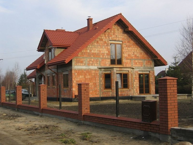 Дом из красного кирпича с мансардой