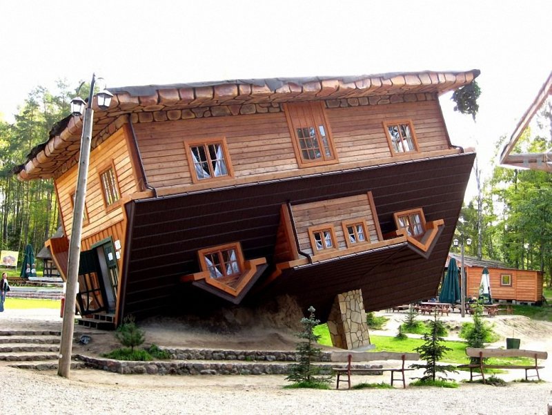 Перевернутый дом в Польше