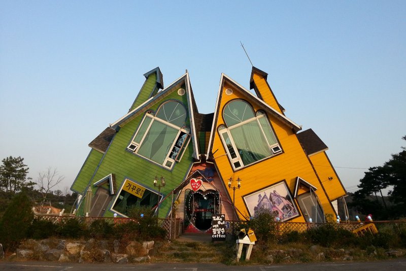 Странный дом (weird House). Альпы.