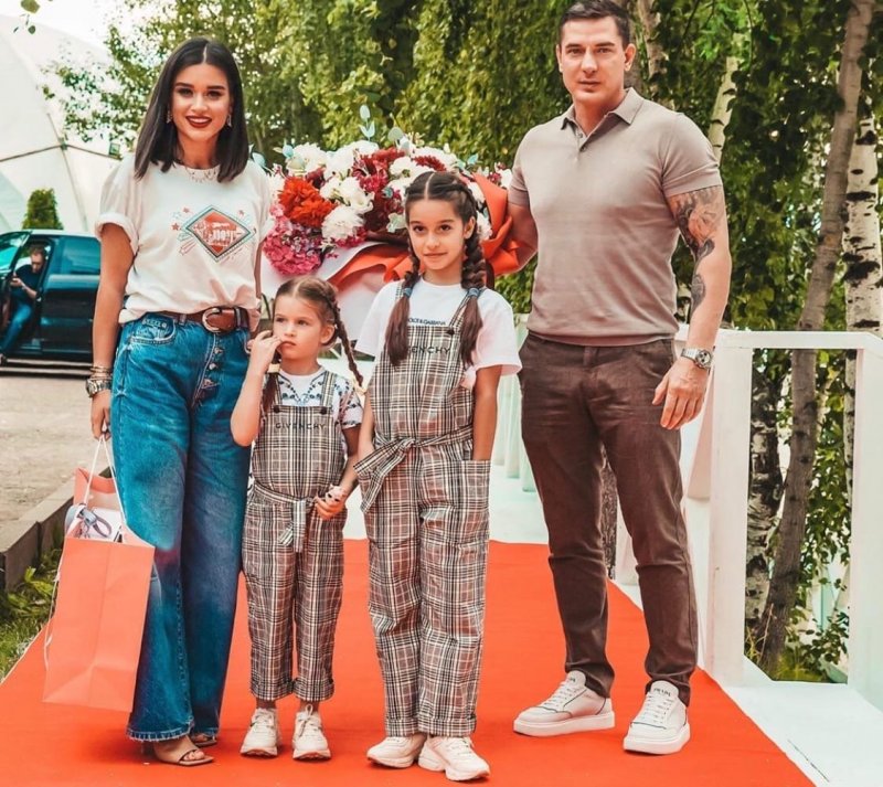 Ксения Бородина и Курбан Омаров с детьми