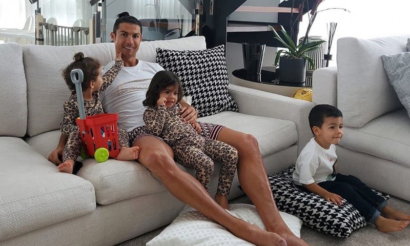 Cristiano Ronaldo семья 2020