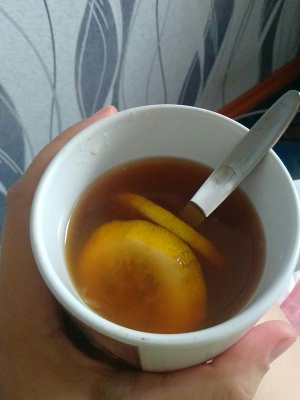 Чай с лимоном и градусник