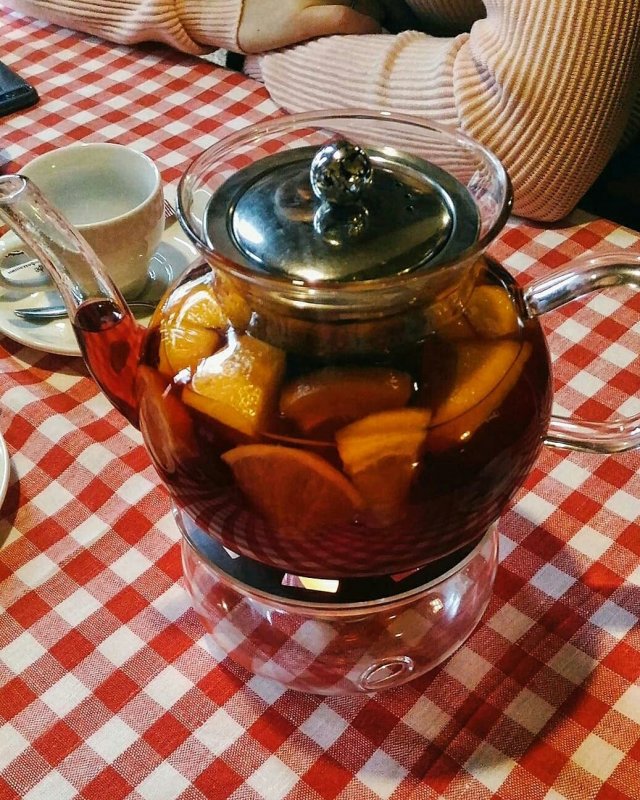 Чай с лимоном на столе