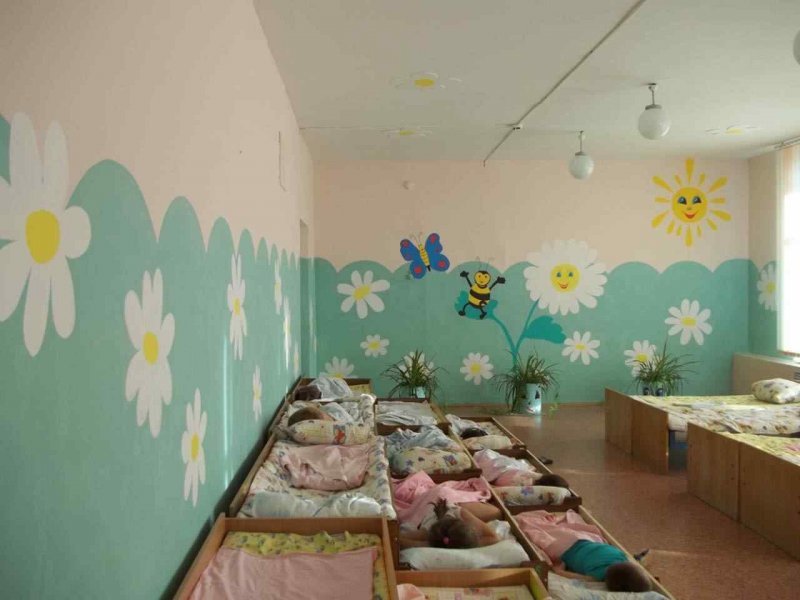Украшение стен спальни в детском саду